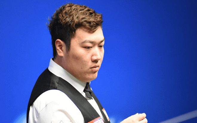 记者：埃泽的转会费支付结构尚未达成协议，水晶